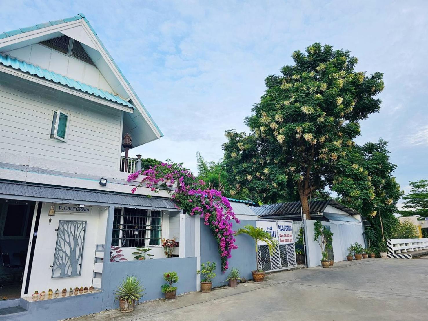 P.California Inter Hostel Nang Rong Exterior photo